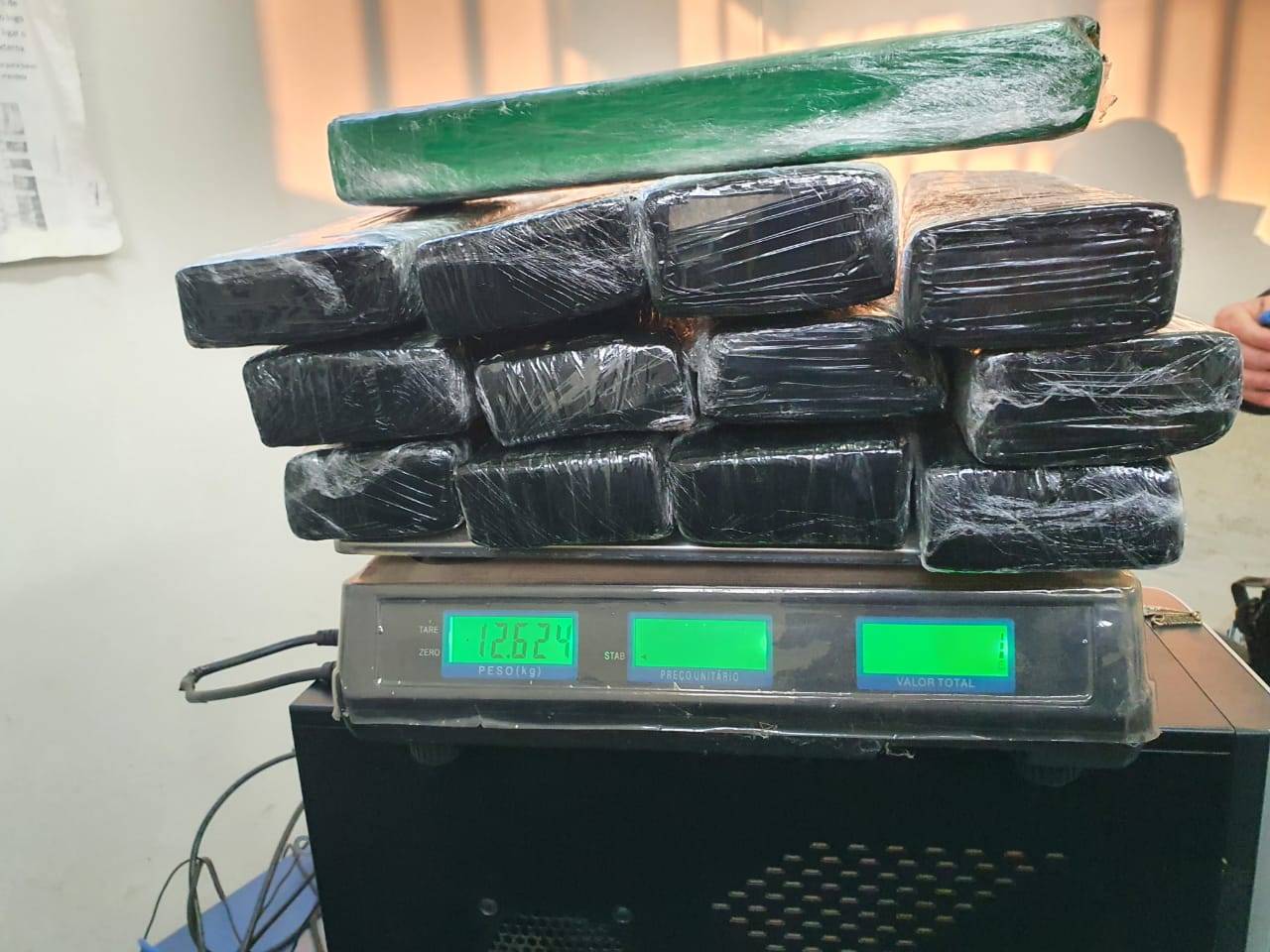 Mala contendo quase 13 kg de maconha é abandonada por mulher em posto de combustíveis