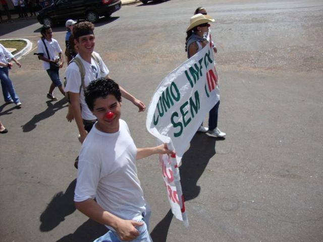 ACADÊMICOS DE JORNALISMO REALIZAM PROTESTO