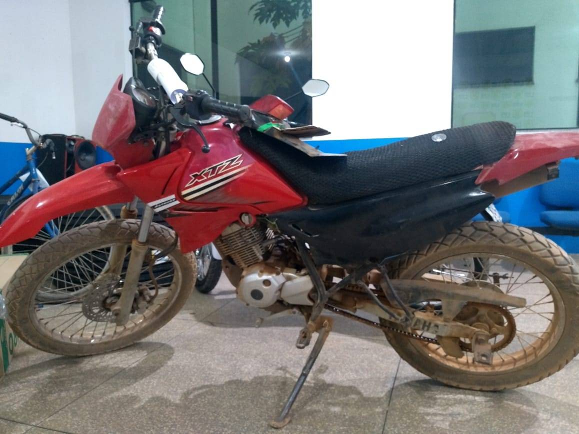 Motocicleta furtada em depósito de loja de materiais para construção é encontrada abandonada na zona rural