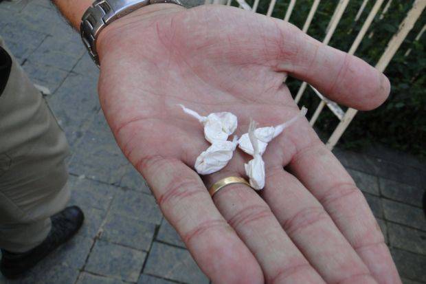 Durante perseguição da polícia, homem tenta engolir papelotes com cocaína para proteger traficante