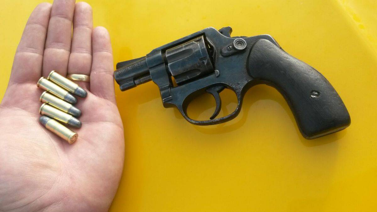 Jovens em atitude suspeita acabam presos com drogas e arma ilegal; um deles tentou se livrar do revólver