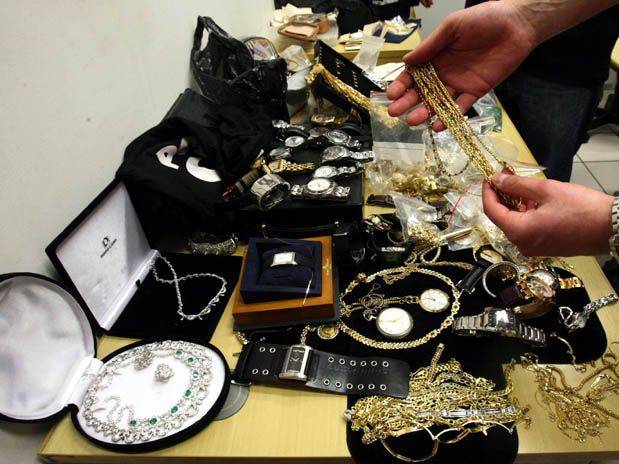 Ladrão invade casa e furta cerca de 500 peças de semi-joias, perfumes importados e bebidas