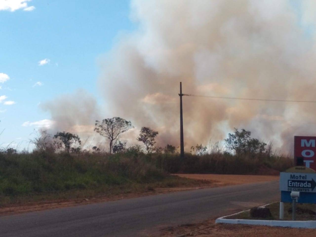 VÍDEO E FOTOS: focos de incêndio em área da Aeronáutica causa transtorno a moradores por três anos consecutivos