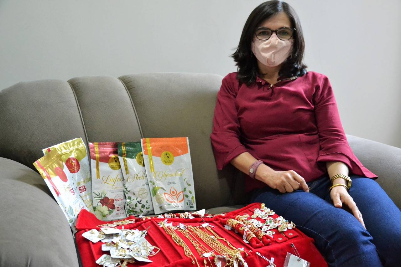 Vítima da pandemia, professora exonerada sem direito a auxílio busca na venda de chás e folheados, complemento para renda familiar