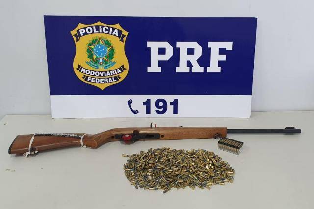 Em Vilhena, homem é preso pela PRF transportando rifle e 561 balas de calibre 22; veículo tinha placas do Paraná