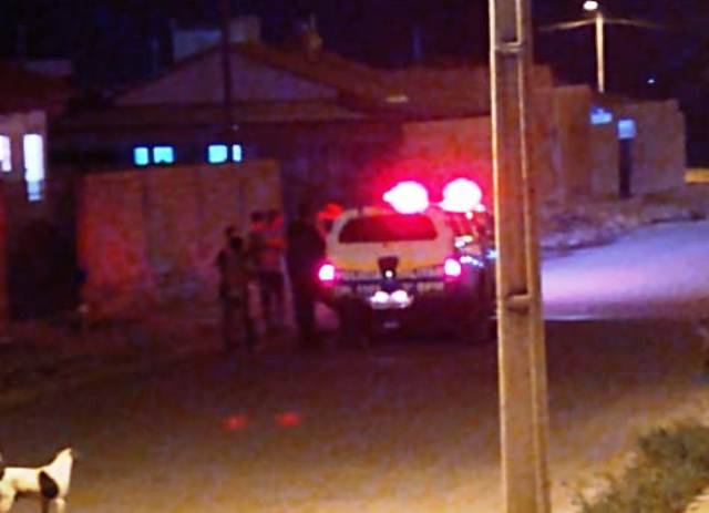 Homem desfere tapa na cara de outro, que reage a facadas; vítima foi levada para hospital com vísceras expostas