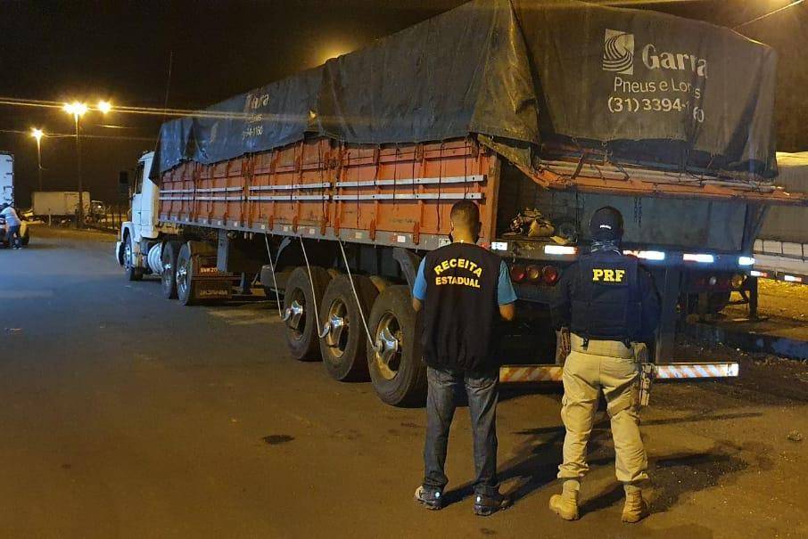 Polícia Rodoviária Federal e Receita Estadual apreendem caminhão com 33³ de madeira em Vilhena