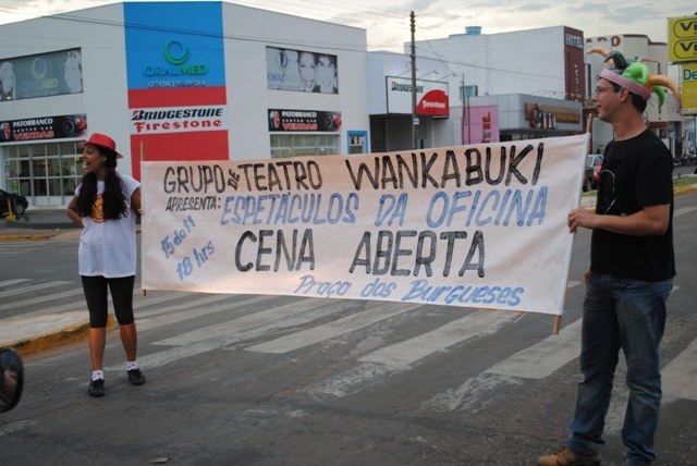 Grupo Wankabuki encerra oficina de teatro com espetáculo em praça