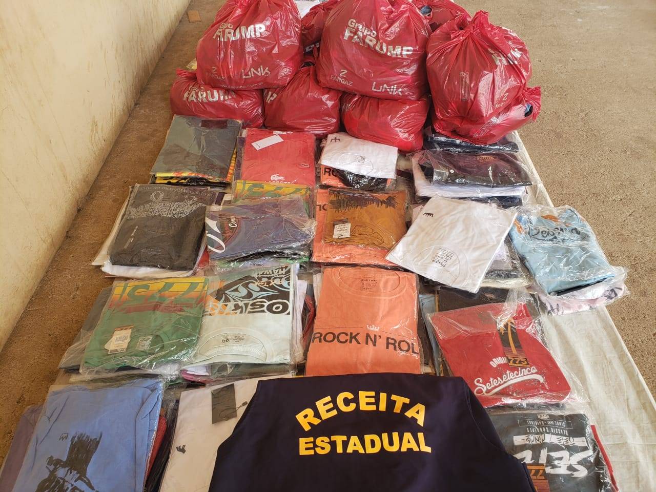 Sem Nota Fiscal, carregamento de roupa masculina avaliado em mais de R$ 30 mil é apreendido em Vilhena