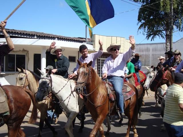CASSOL PRESTIGIA CARREATA MONTADO EM CAVALO