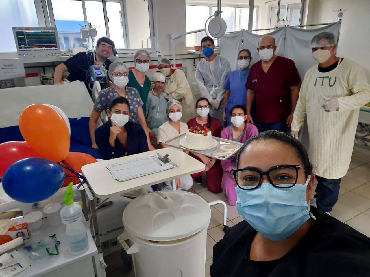 ASSISTA VÍDEO: após um mês em coma, com costelas esmagadas em grave acidente de trânsito, funileiro sai da UTI com festa