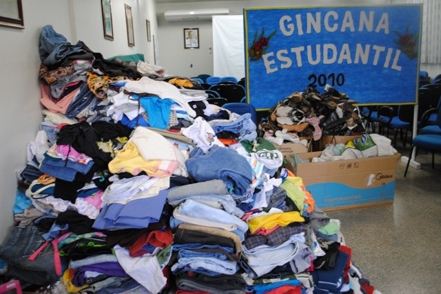 Gincana promovida em escola pública arrecada roupas e alimentos