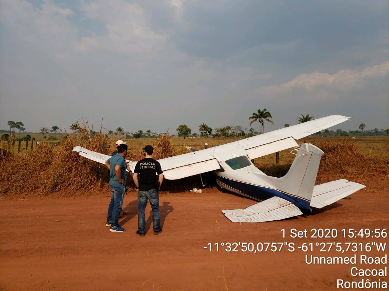 Após avião “recheado” com cocaína se acidentar e bandidos fugirem em RO, PF recolhe droga e equipamentos para análise