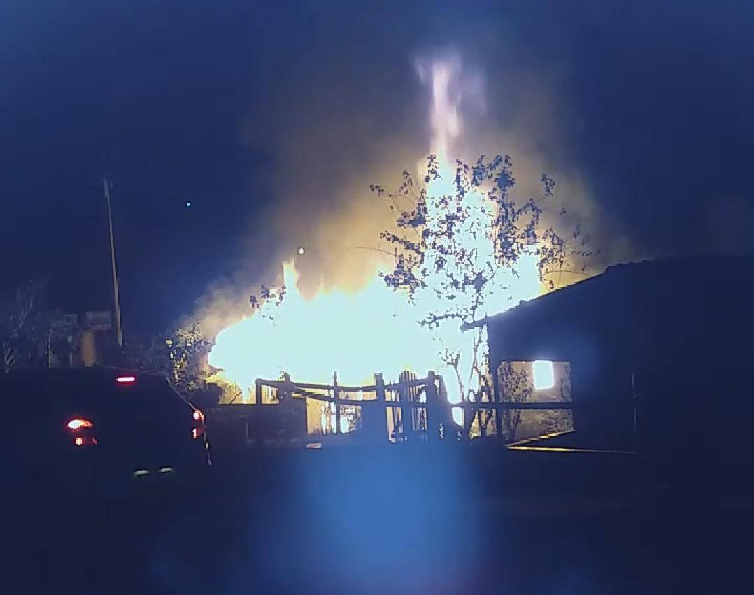 ASSISTA VÍDEO: em poucos minutos, incêndio destrói casa na cidade de Colorado do Oeste