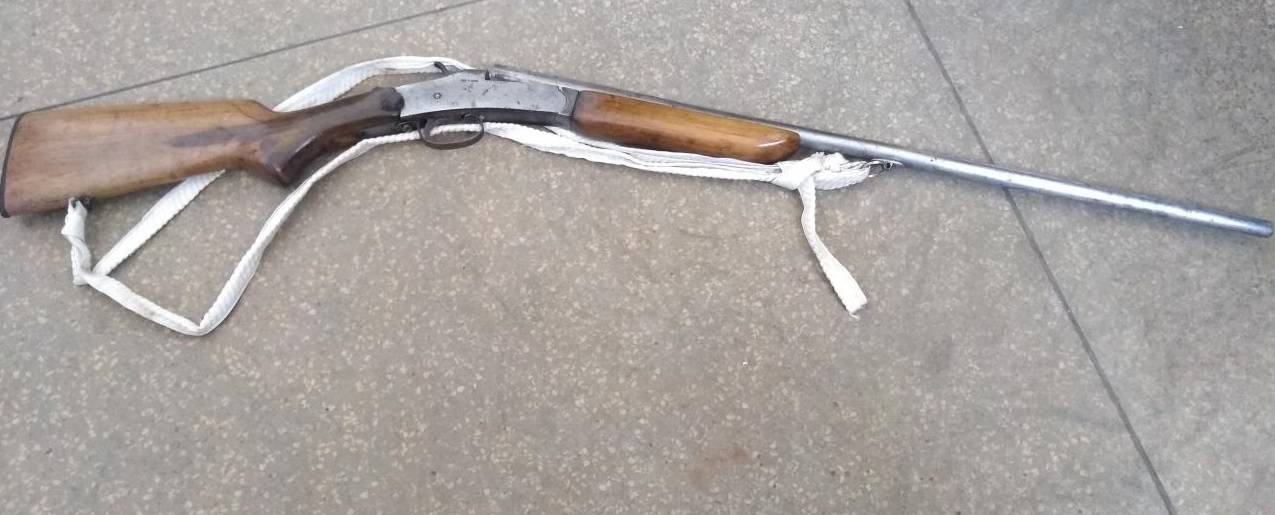 Enciumado, homem é preso ameaçando esposa com espingarda; mulher era trancada em casa