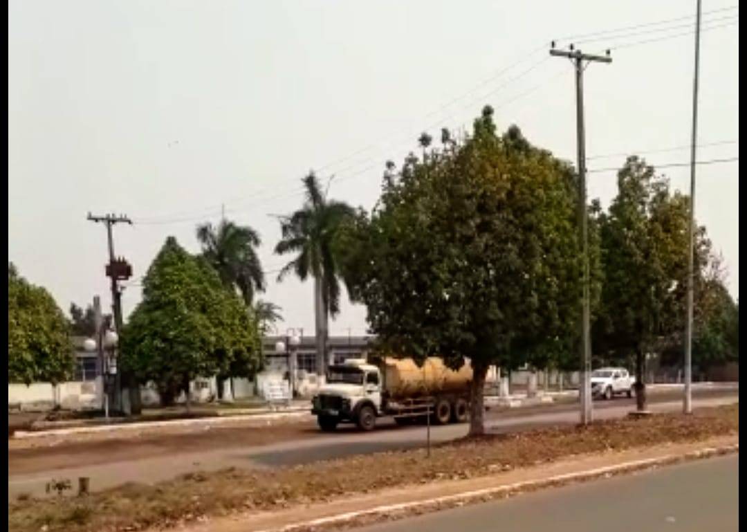 ASSISTA: vídeo de caminhão-pipa molhando asfalto em frente prefeitura de Colorado do Oeste revolta sitiantes