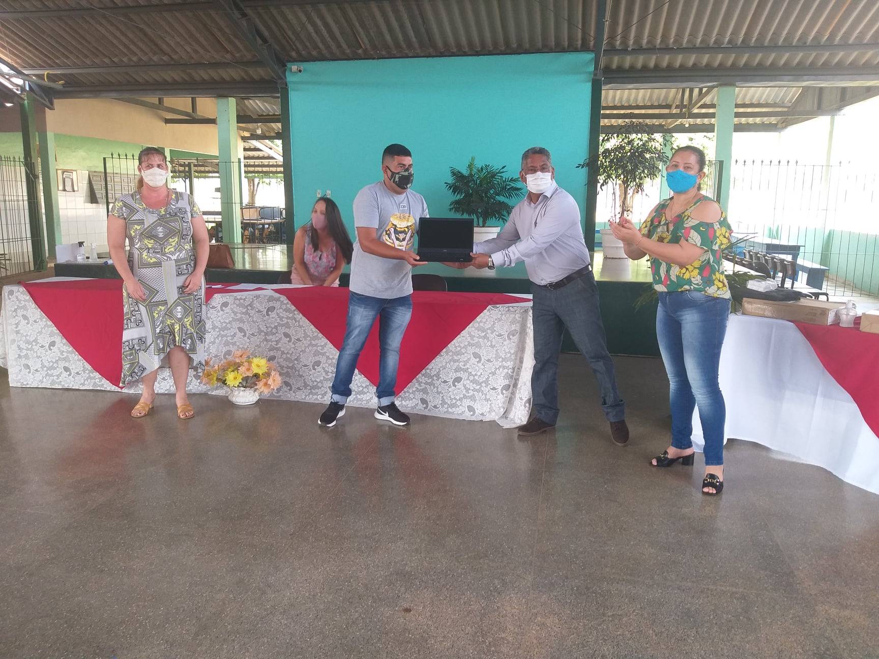 Secretário estadual de Educação cumpre agenda em Cerejeiras e entrega notebooks para professores e escolas