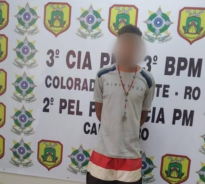 PM age rápido, usa imagens de câmeras, recupera motocicleta e prende um dos ladrões, em Colorado do Oeste