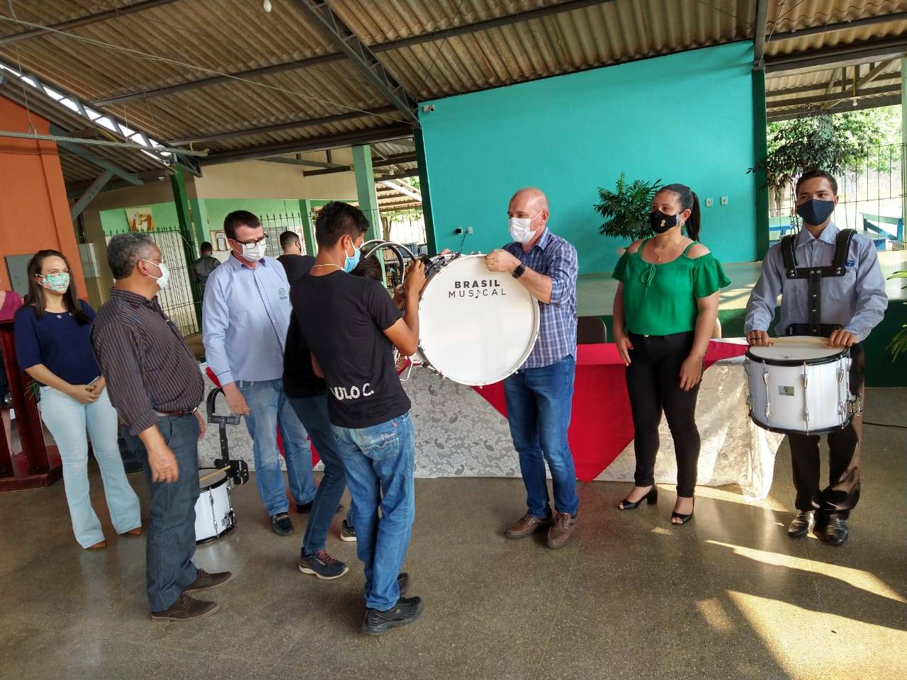 Deputado Ezequiel Neiva entrega instrumentos musicais para a fanfarra da escola Tancredo Neves, em Cerejeiras