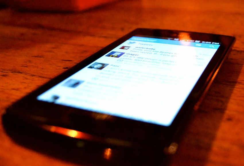 Inusitado: ladrão furta celular de mulher em lanchonete e foge na garupa de motocicleta