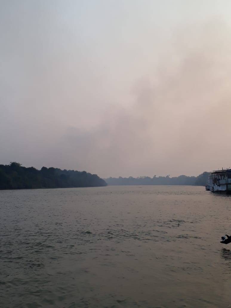 VEJA VÍDEO: fogo atinge parque na Bolívia, chamas “pulam” o rio Guaporé e voluntários lutam para evitar casas queimadas
