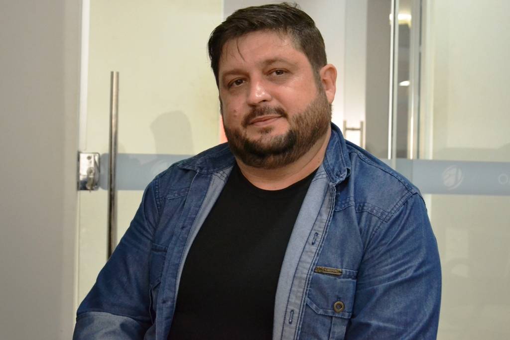 Inspirado por Bolsonaro, sem coligação nem candidatos a vereador, empresário se apresenta como alternativa em cidade polarizada