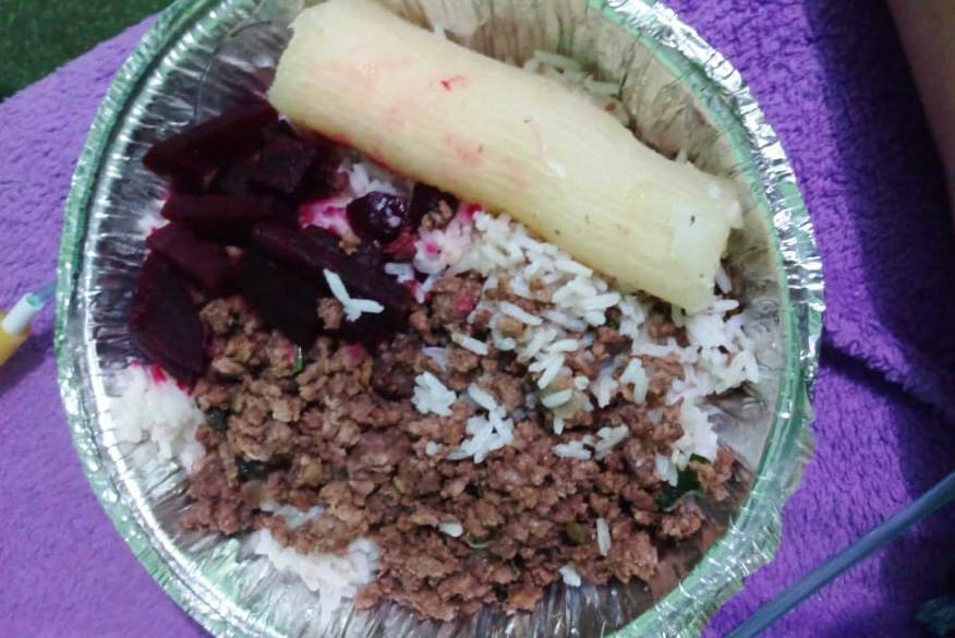 Psicólogo denuncia comida servida a pacientes com Covid-19, assessoria rebate e leitora lembra “marmita sortida” de prefeito