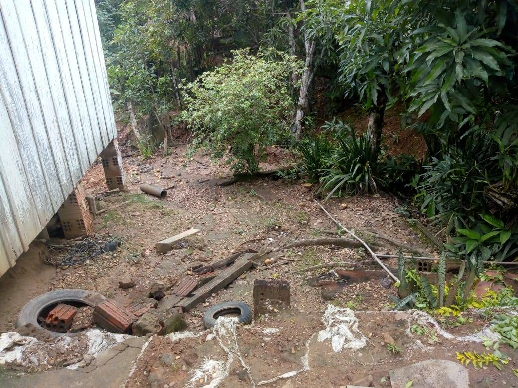 VEJA FOTOS: com casa ao ponto de ser levada por erosão, moradora de Colorado do Oeste cobra providências de prefeito
