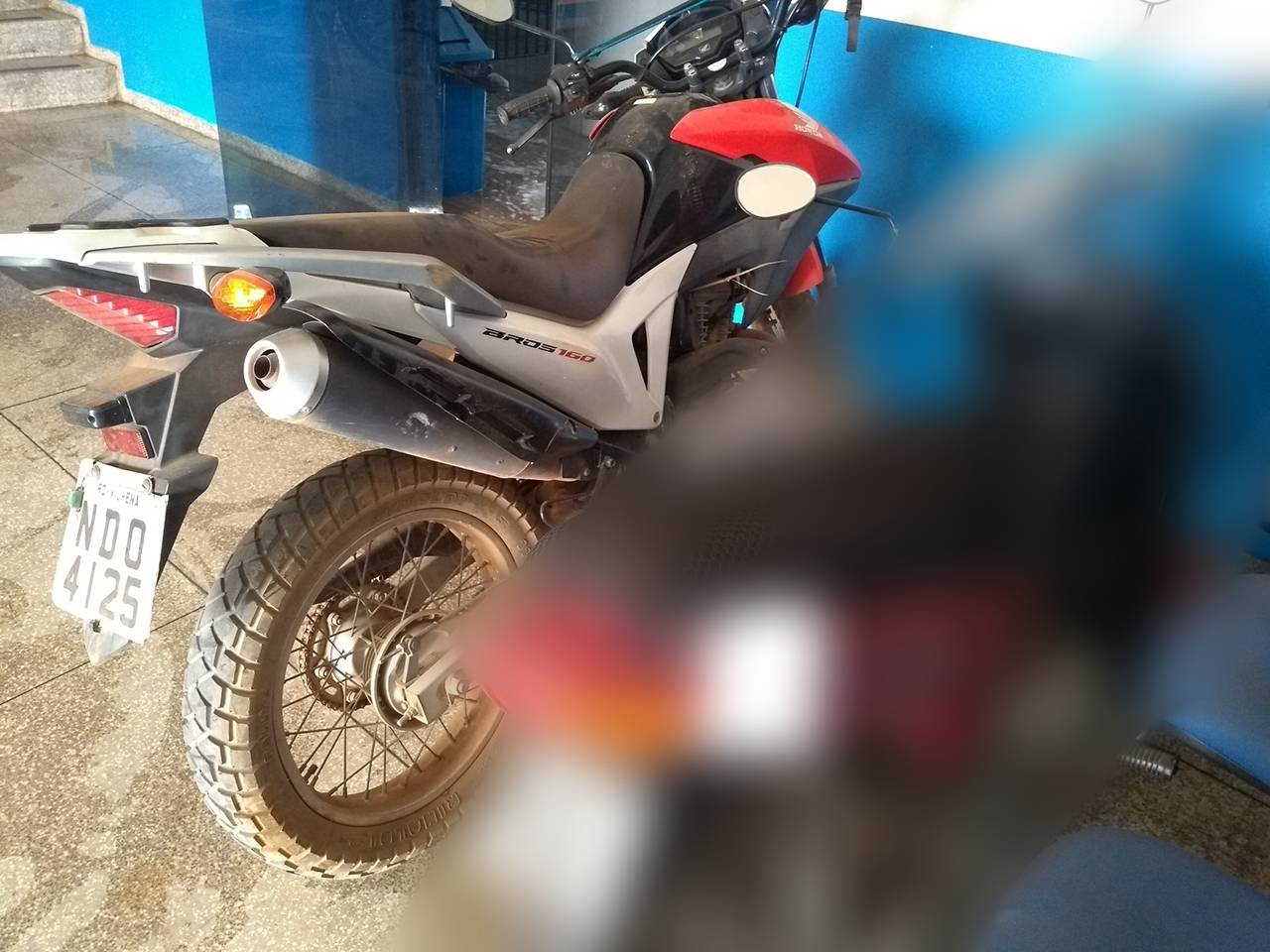 Motocicleta roubada é abandonada em buraco da macrodrenagem; polícia recolhe veículo