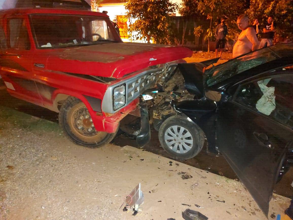Choque entre veículos deixa motorista com fratura e outros ferimentos; Bombeiros resgataram a vítima