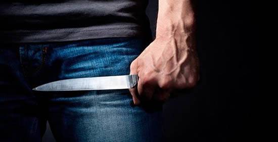 Ladrões armados com facas roubam celular de adolescente dentro de salão de beleza