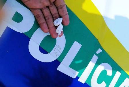Preso com crack e maconha, rapaz de 18 anos diz a policiais militares que revendia drogas para ter renda