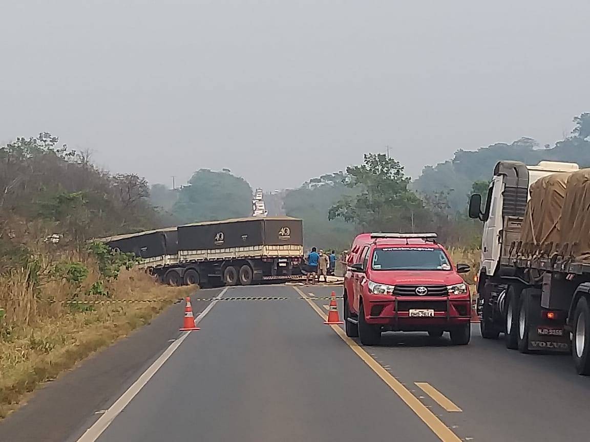 Colisão entre caminhão truck e carreta deixa motorista morto; acidente aconteceu na BR 364, próximo a Vilhena