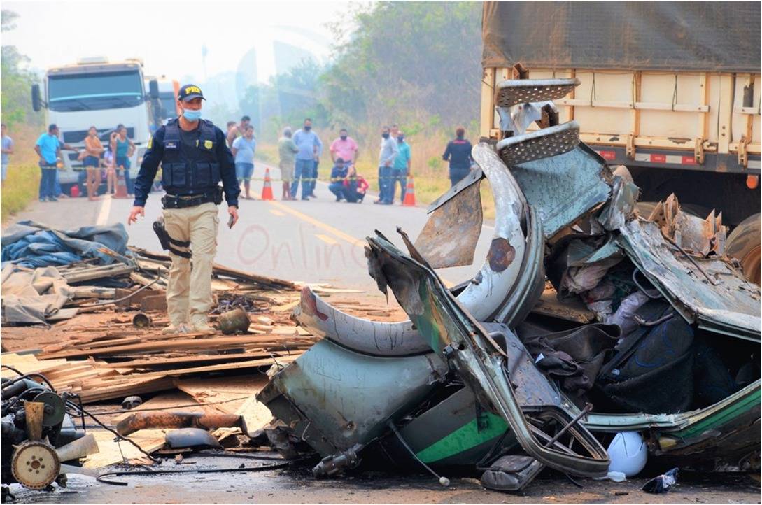 BR 364 fica interditada nos dois sentidos após acidente envolvendo caminhão e carreta; motorista vilhenense morreu no local