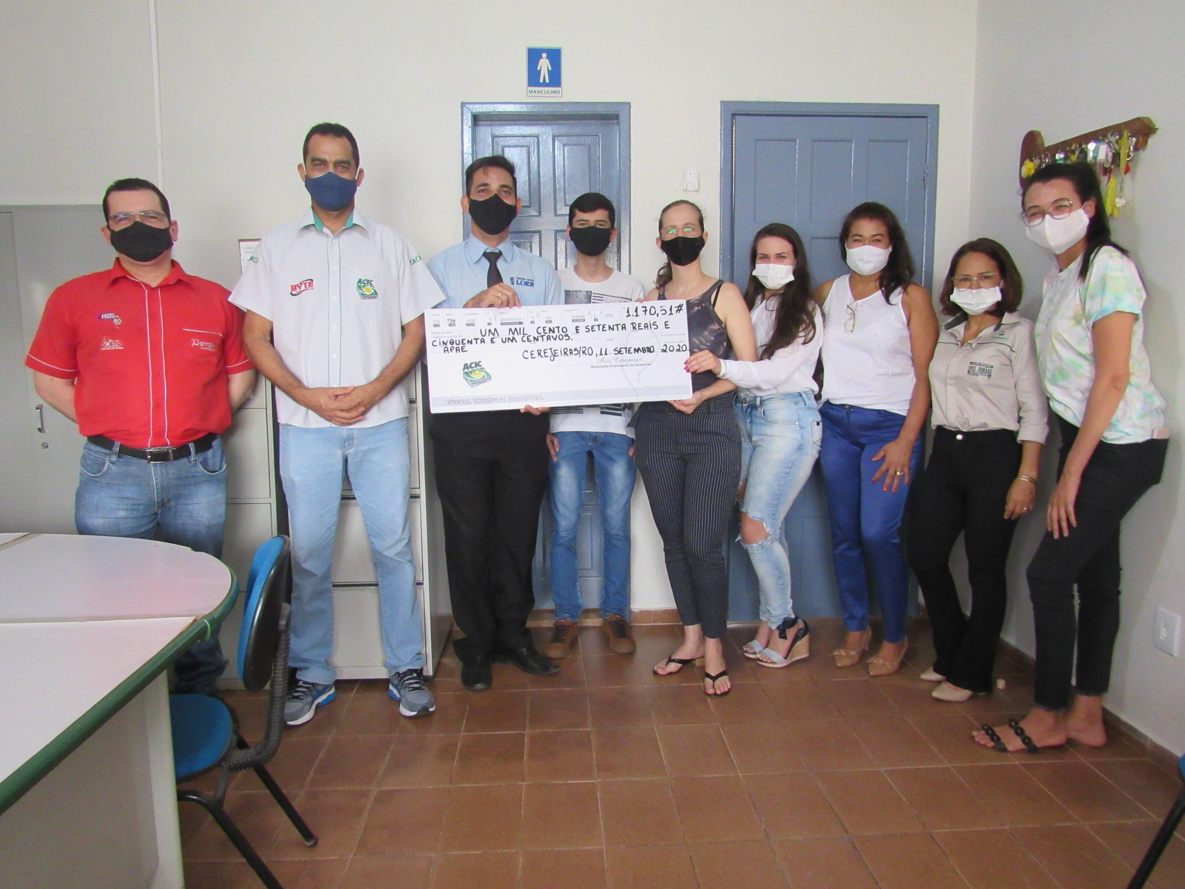 Empresa que oferece solução para troco no comércio entrega doações feitas por usuários para APAE em Cerejeiras