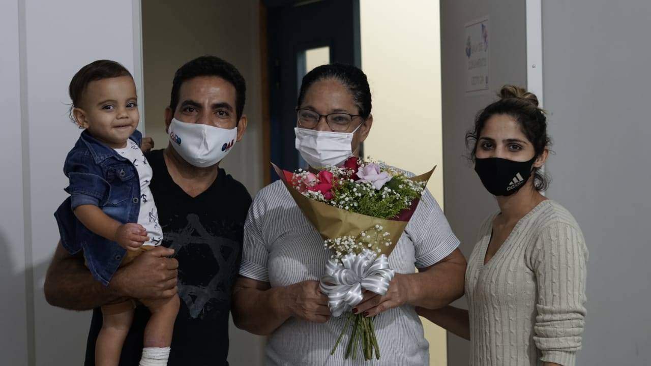 Vilhena: filho de vice-prefeito que sofreu queimaduras deixa hospital e enfermeira é homenageada com flores