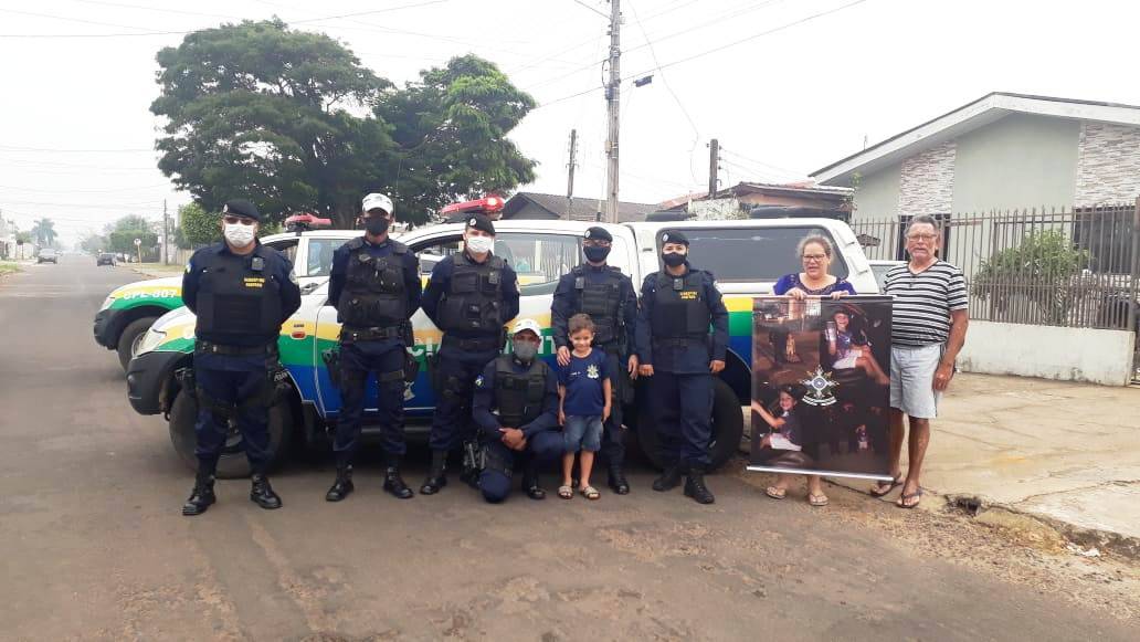 Policiais militares fazem visita surpresa a garotinho de 06 anos que virou fã e amigo da corporação, em Vilhena