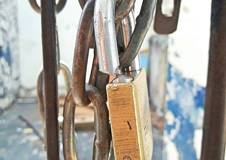 Ladrões arrombam cadeados, invadem residências e furtam bicicletas, tênis e perfumes, em Vilhena