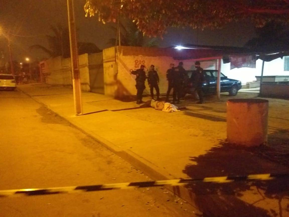 URGENTE: homem é executado com vários tiros em bar; outro baleado na coxa foi socorrido pelo Corpo de Bombeiros