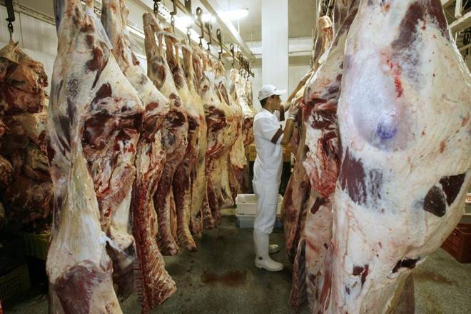 Frigorífico Marfrig vai dar férias coletivas para empregados em Chupinguaia; com bois para abate escassos, preço sobe