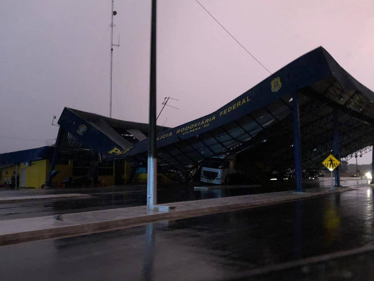 Estrutura de metal despenca sobre caminhões no posto da PRF, em Vilhena; BR 364 registra congestionamento