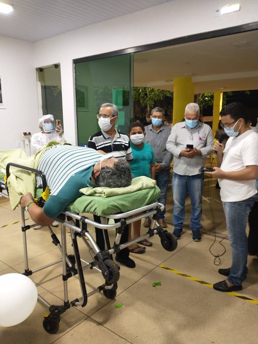 VÍDEO: Motorista de ambulância curado de Covid-19 é recebido com festa em Cerejeiras; servidor foi entubado e ficou 40 dias internado