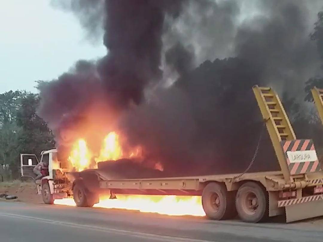 ASSISTA: vídeo mostra fogo consumindo caminhão-prancha na BR 435, em Colorado do Oeste