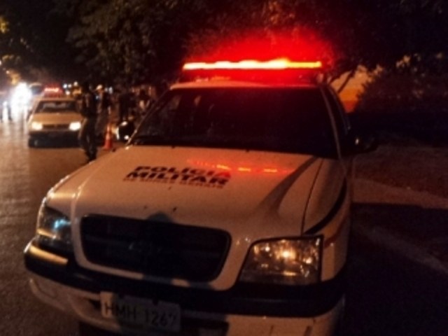 Armado com facão e na presença da mãe, homem ataca policiais