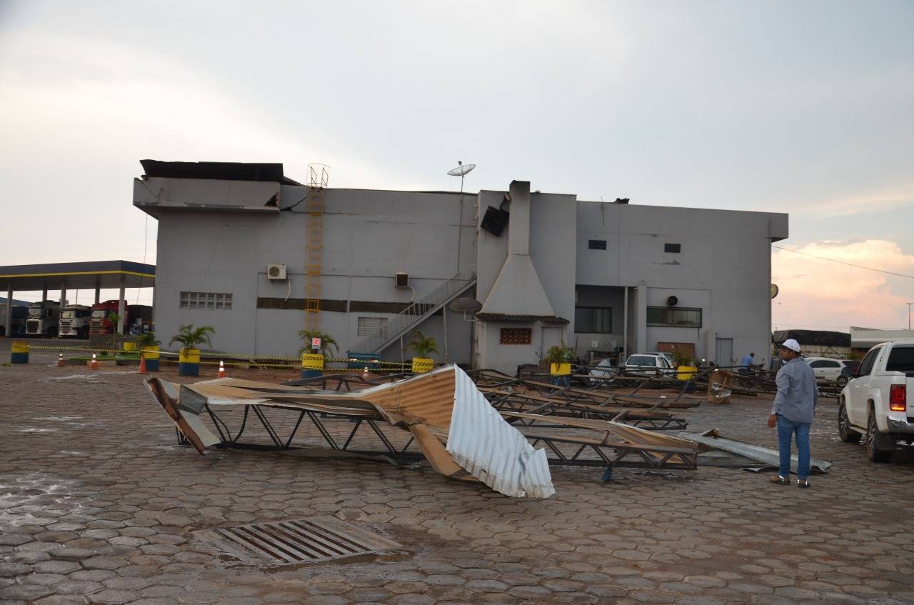 VEJA FOTOS: vendaval derruba estrutura metálica de posto de combustíveis e causa prejuízos; ninguém se feriu