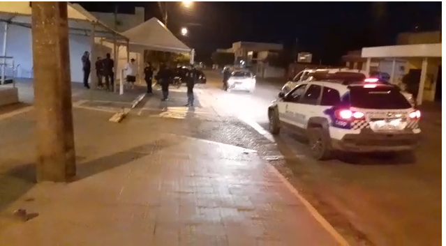 VÍDEO: em Vilhena, polícia aborda candidatos a vereadores “suspeitos” em porta de banco e dirigente de partido se revolta