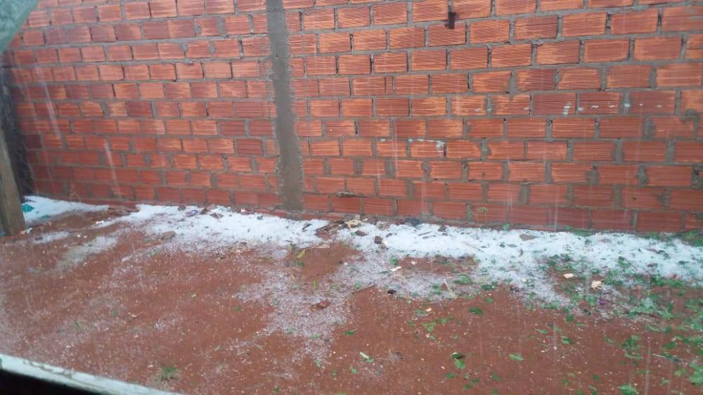 VÍDEO: chuva de granizo causa susto e curiosidade em Cerejeiras; imagens das pedrinhas de gelo inundam as redes sociais