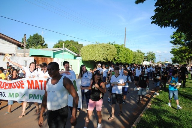 Participantes de programa da PM fazem caminhada da conscientização