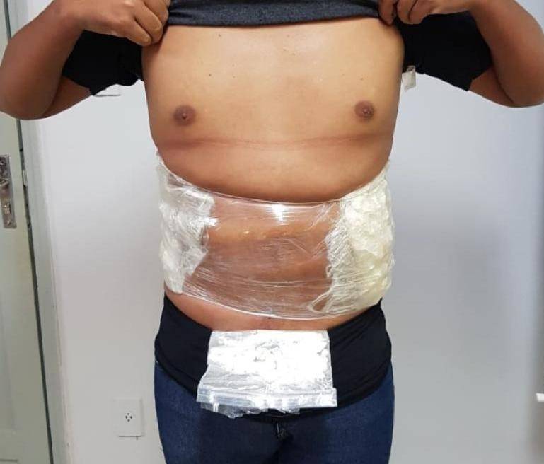 Polícia Federal prende homem tentando embarcar com 2 kg de cloridrato de cocaína presos ao corpo em aeroporto de Rondônia