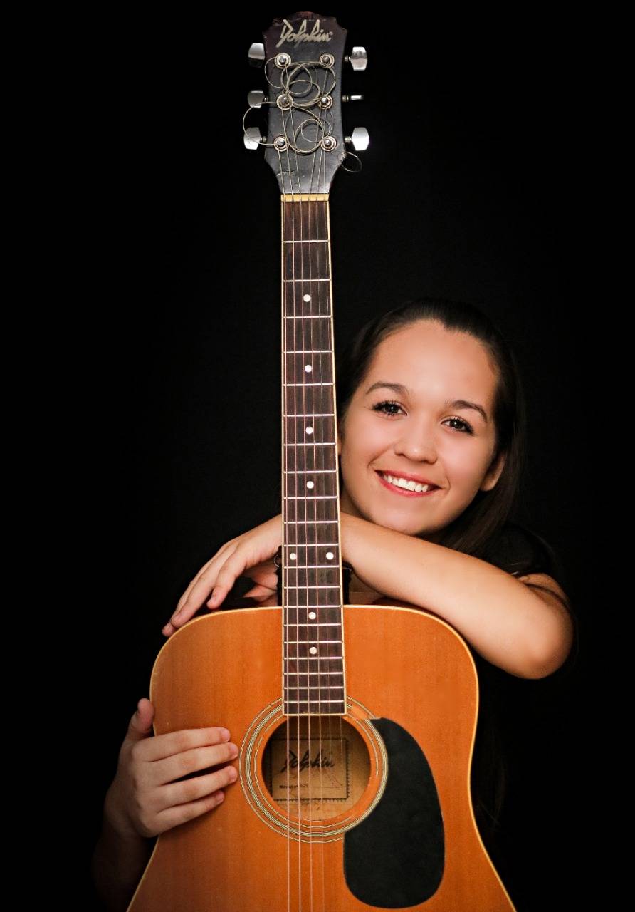 ASSISTA VÍDEO E AJUDE - Da depressão ao altar: adolescente faz vaquinha para realizar sonho de gravar CD gospel com músicas que compôs